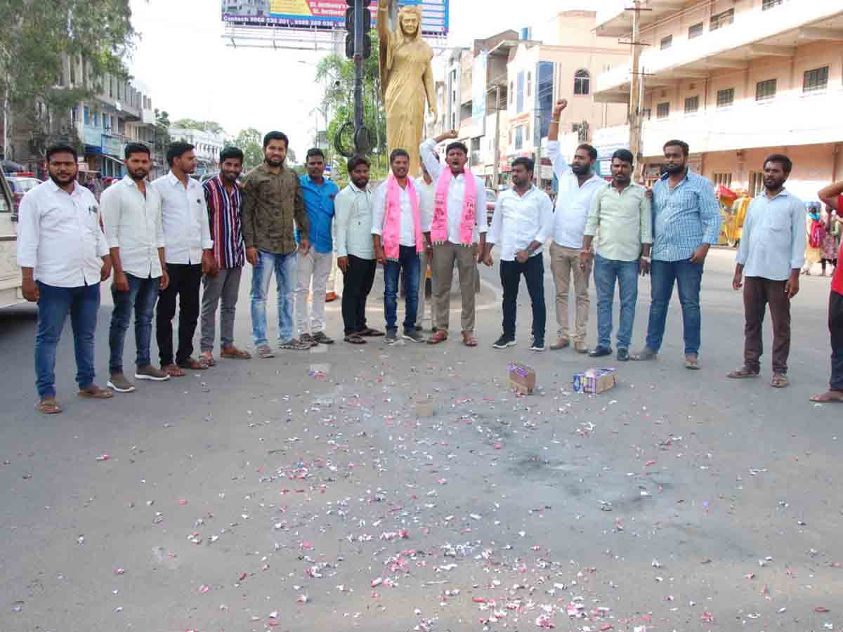 గెల్లుకు టికెట్‌ కేటాయింపుపై జిల్లా టీఆర్‌ఎస్వీ ఆధ్వర్యంలో సంబురాలు