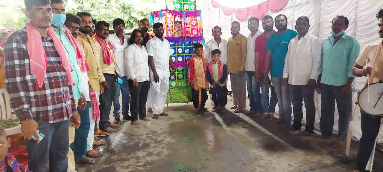 వైభవంగా తొట్టెల ఊరేగింపు..వన భోజనాలు