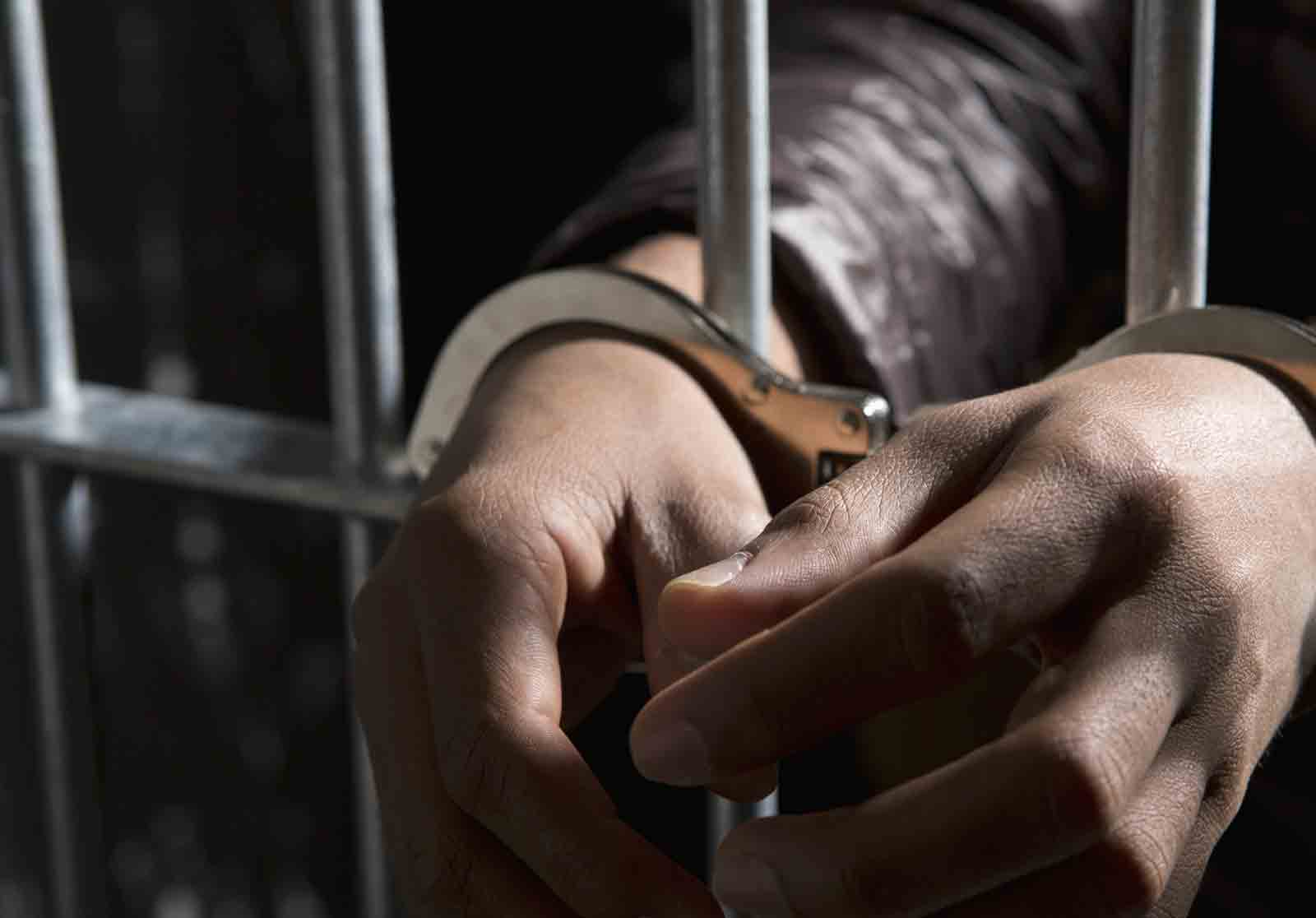 అక్రమంగా గ్యాస్‌ ఫిల్లింగ్‌ చేస్తున్న వ్యక్తి అరెస్ట్