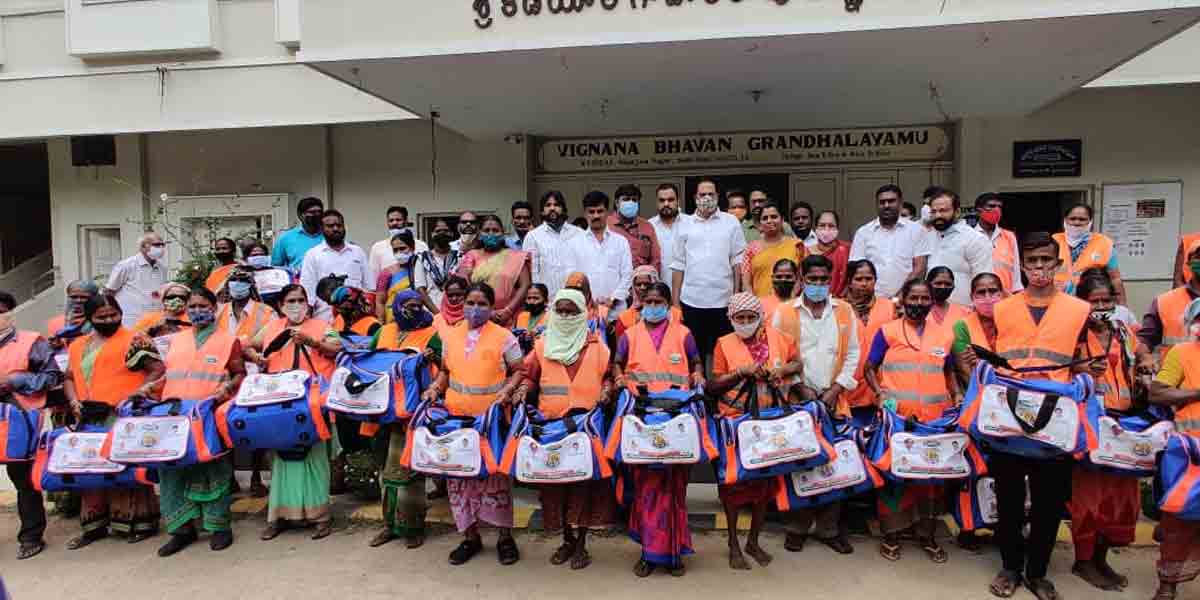 పారిశుధ్య కార్మికుల సేవలు ప్రశంసనీయం : ఎమ్మెల్యే మాగంటి