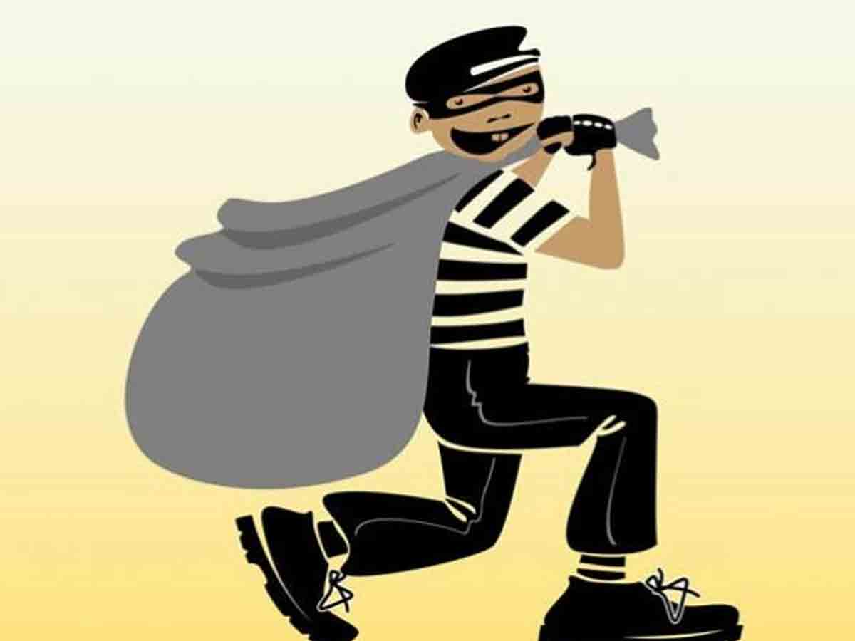 నిర్మాణ సంస్థ ఈడీ ఇంట్లో రూ.8 లక్షలు మాయం