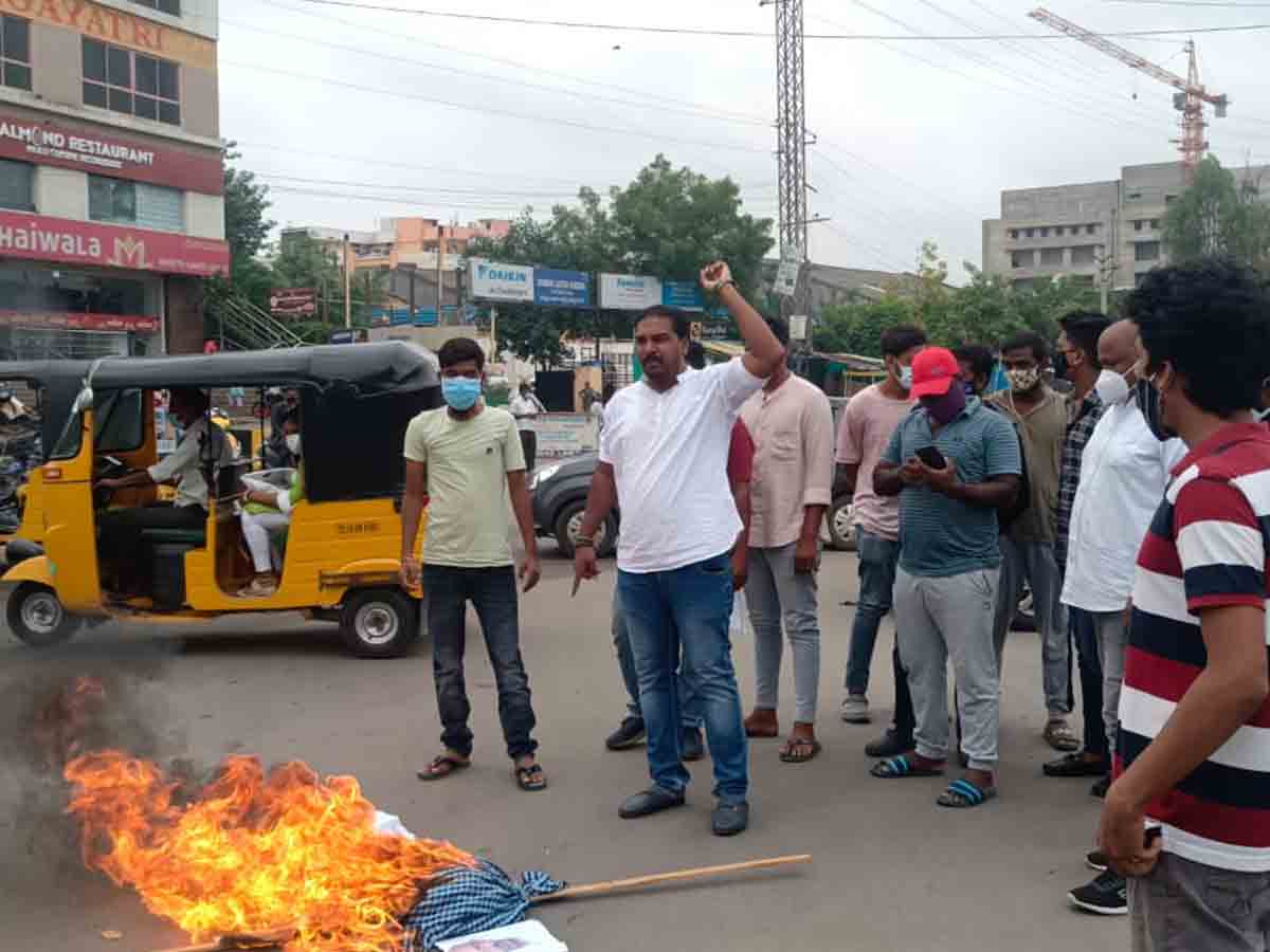 బీజేపీ రాష్ట్ర అధ్యక్షుడు బండి సంజయ్‌ దిష్టిబొమ్మ దహనం