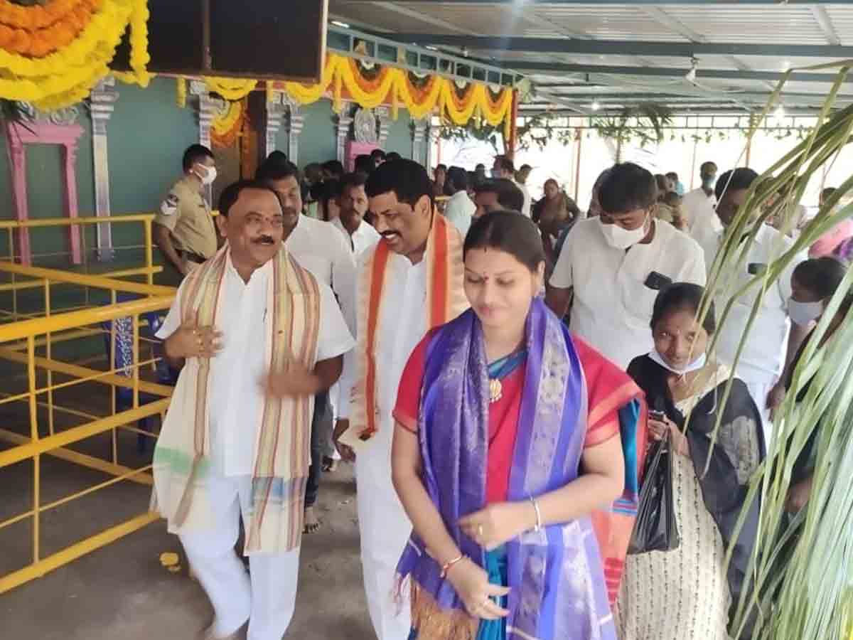 జములమ్మను దర్శించుకున్న ప్రజాప్రతినిధులు