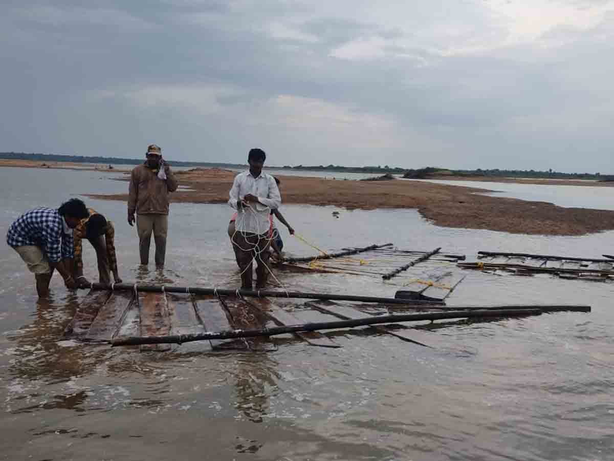 కాళేశ్వరంలో అక్రమ కలప పట్టివేత
