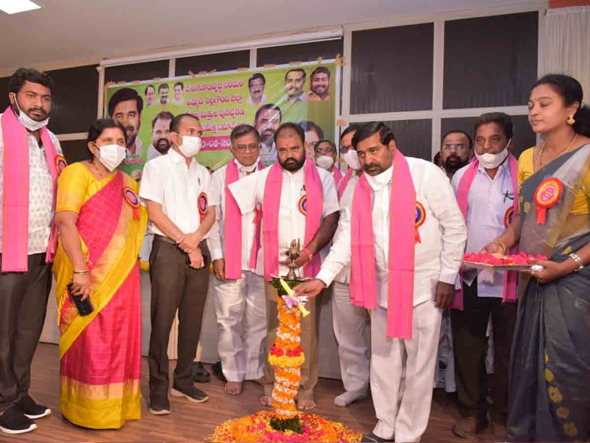 పాడి పరిశ్రమపై రైతులు దృష్టి సారించాలి