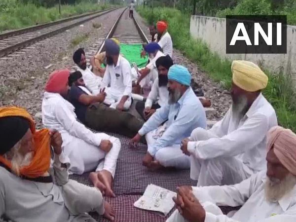 చెరుకు రైతుల ఆందోళ‌న : హైవే ముట్ట‌డి, రైల్వే ట్రాక్‌ల దిగ్బంధం!