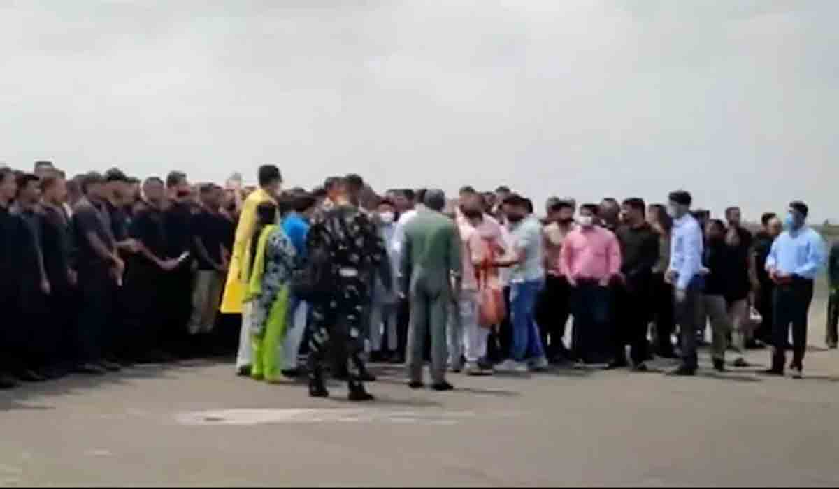 Taliban: భార‌త ఎంబ‌సీపై తాలిబ‌న్ల నిఘా.. అయినా సాహ‌సోపేతంగా సిబ్బంది త‌ర‌లింపు