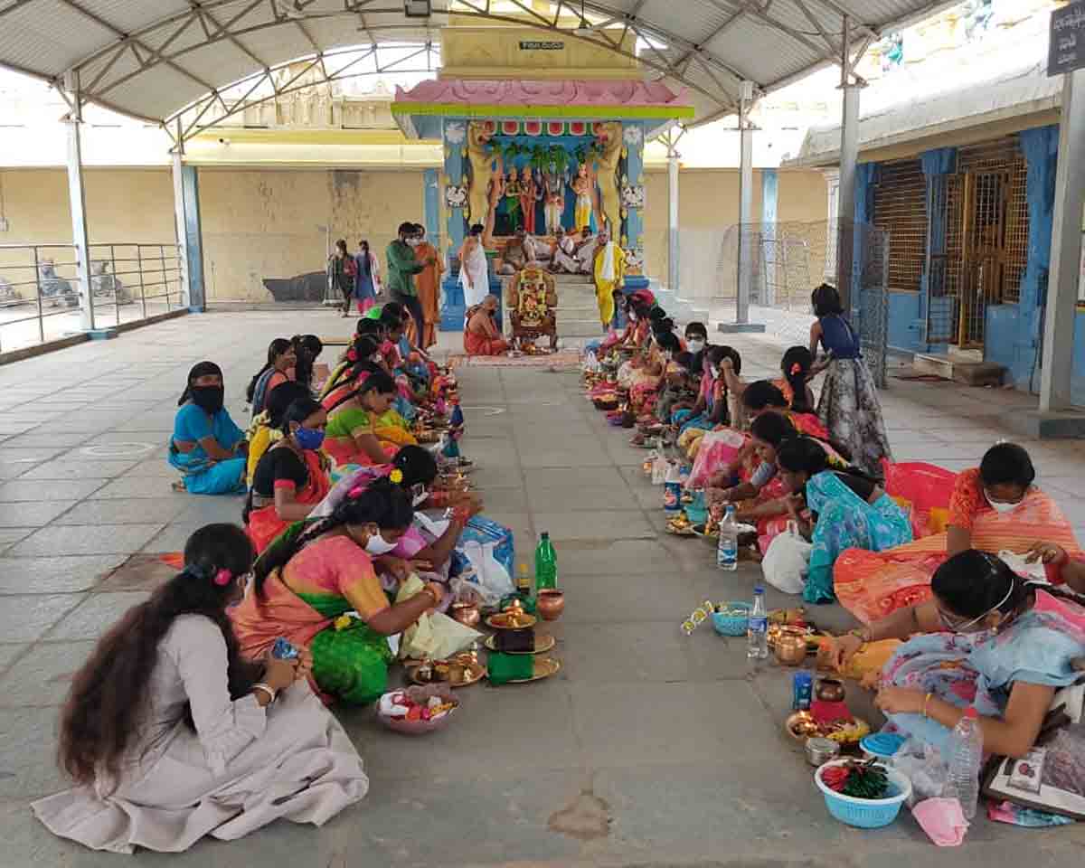 కాళేశ్వరంలో భక్తుల సందడి