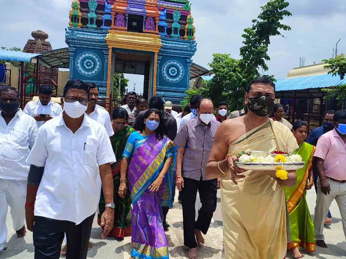 జోగులాంబను దర్శించుకున్న హైదరాబాద్‌ మేయర్‌ విజయలక్ష్మి