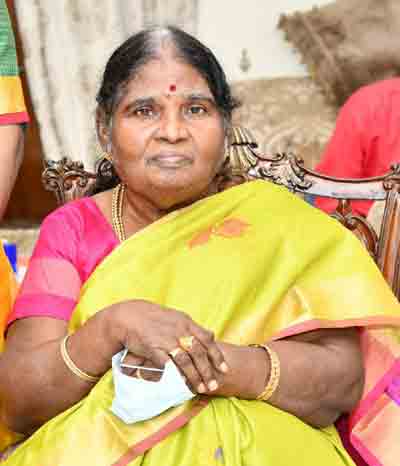 గవర్నర్‌కు మాతృ వియోగం