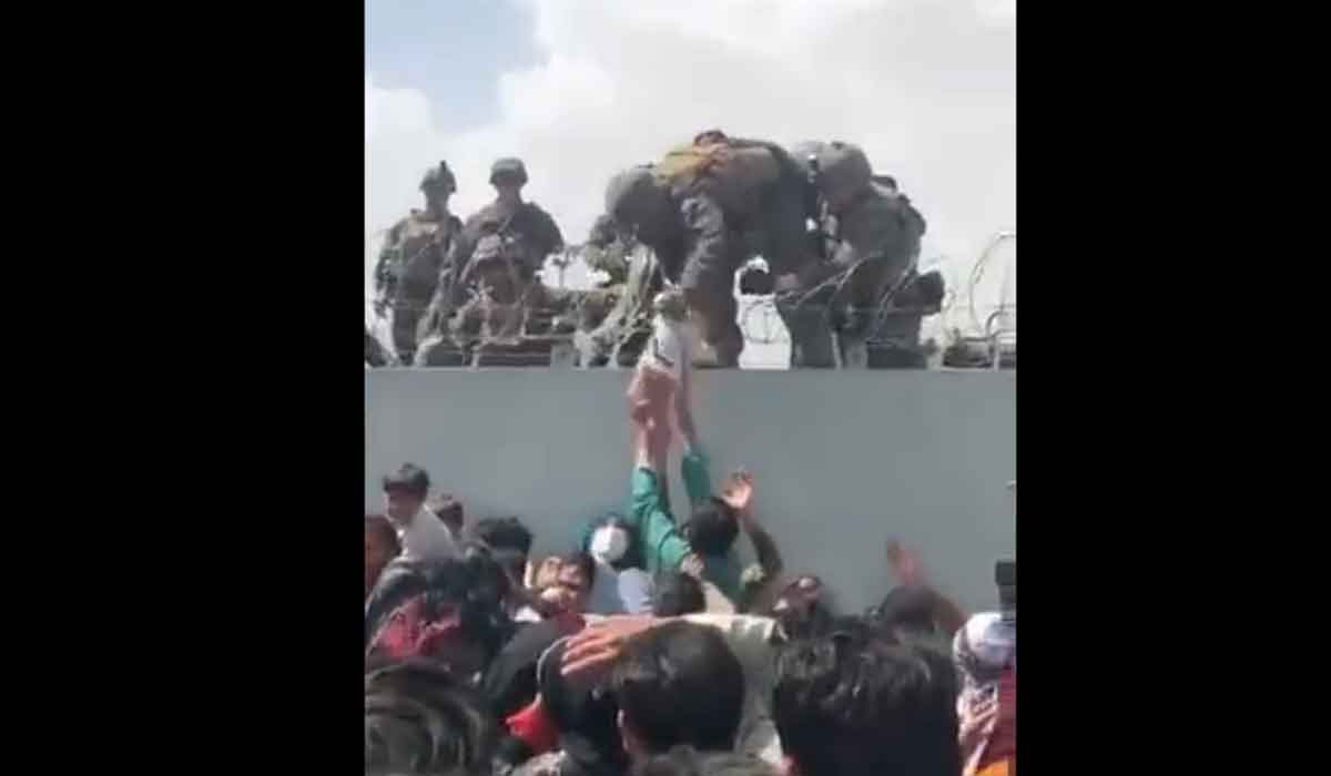 Kabul Airport: ఆ చిన్నారిని పేరెంట్స్‌కు అప్ప‌గించిన‌ సైన్యం