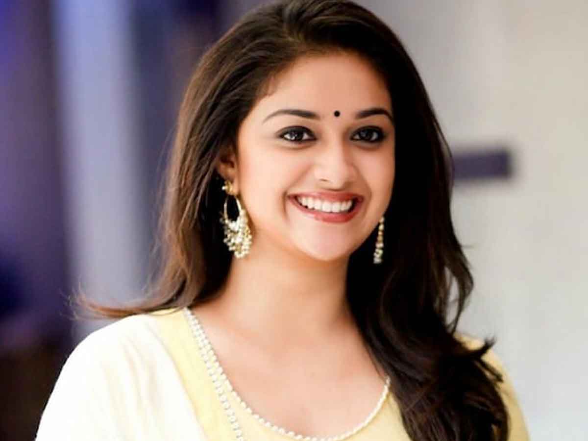 కీర్తి సురేష్ ఏంటి హీరోల‌కు చెల్లెలుగా న‌టిస్తుంది..!