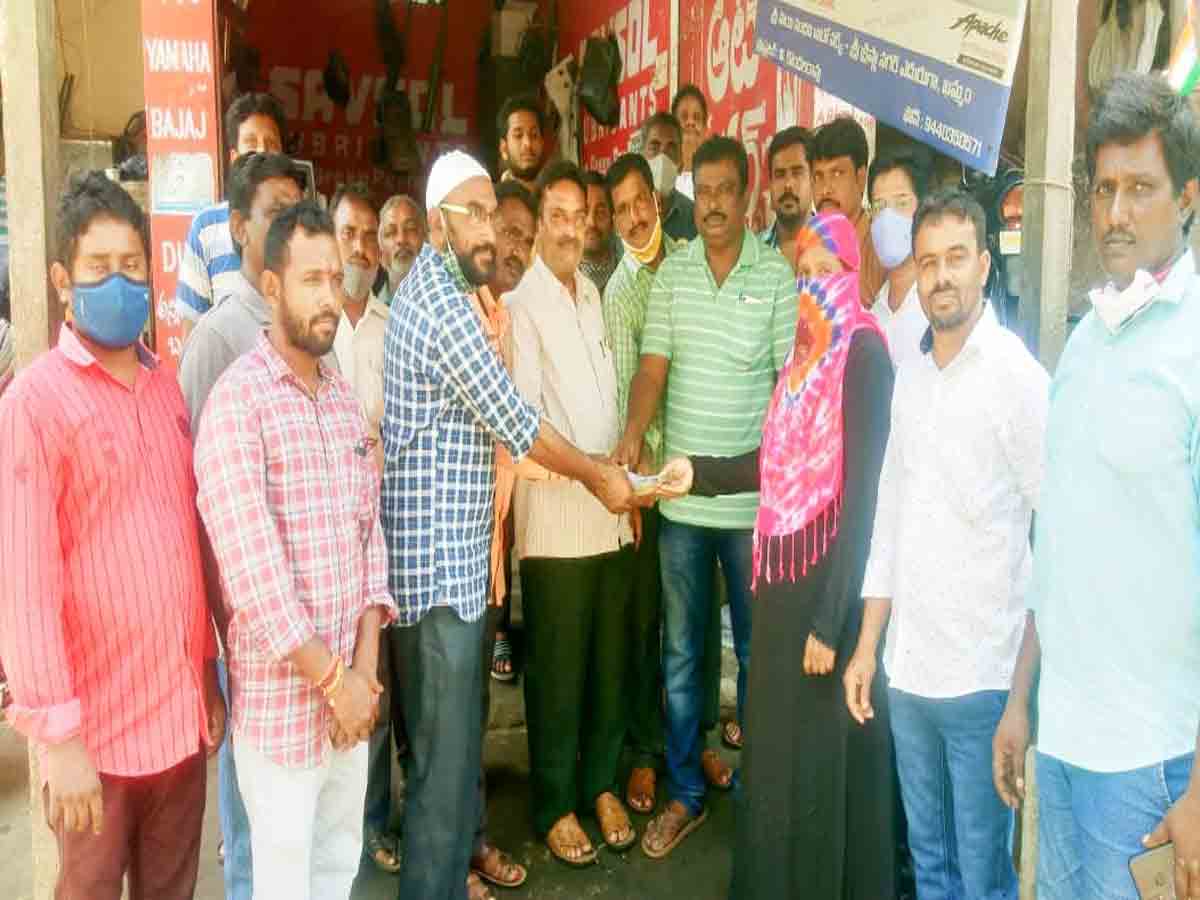 khammam district | మెకానిక్ కుటుంబానికి ఆర్థిక సహాయం అందించిన జిల్లా యూనియన్ నాయకులు..