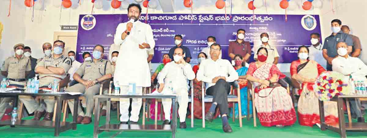 తెలంగాణ పోలీసులు దేశానికే ఆదర్శం