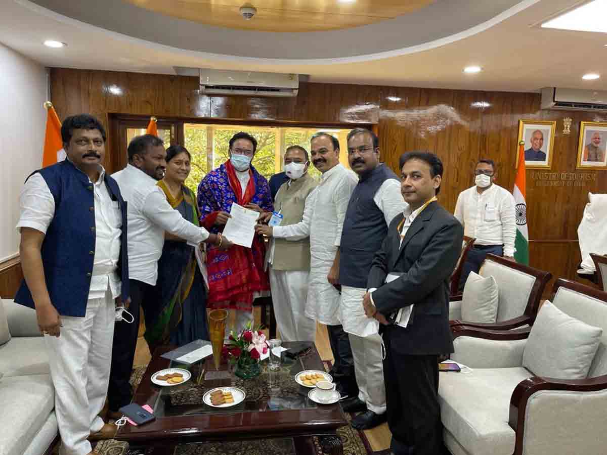 మంత్రి కిషన్ రెడ్డిని కలిసిన టీఆర్‌ఎస్‌ ఎంపీలు