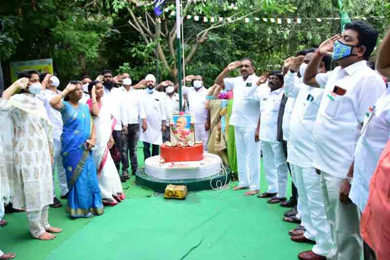 రెపరెపలాడిన త్రివర్ణ పతాకం