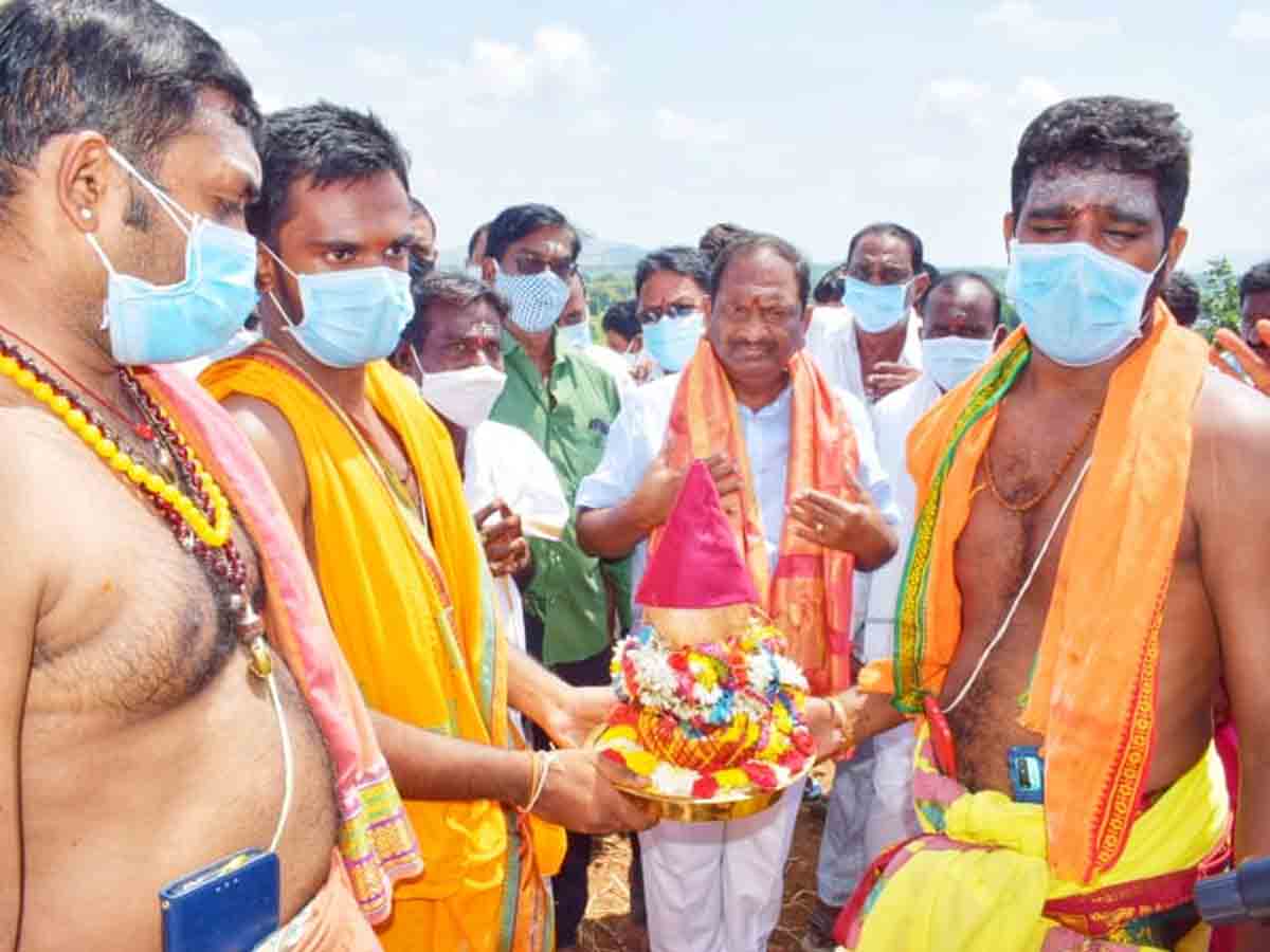 శివ మార్కండేయ స్వామి దేవాలయంలో మంత్రి కొప్పుల పూజలు