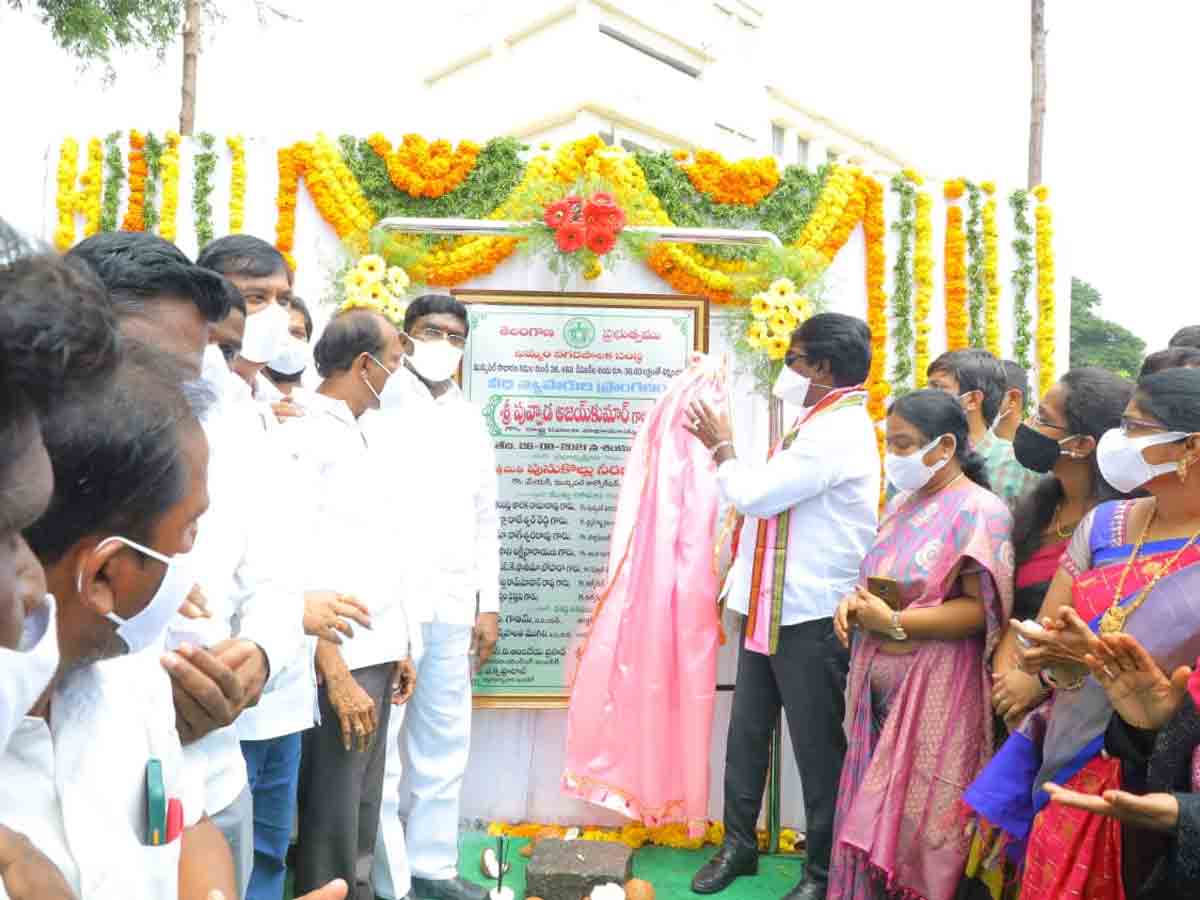 పలు అభివృద్ధి పనులను ప్రారంభించిన మంత్రి పువ్వాడ
