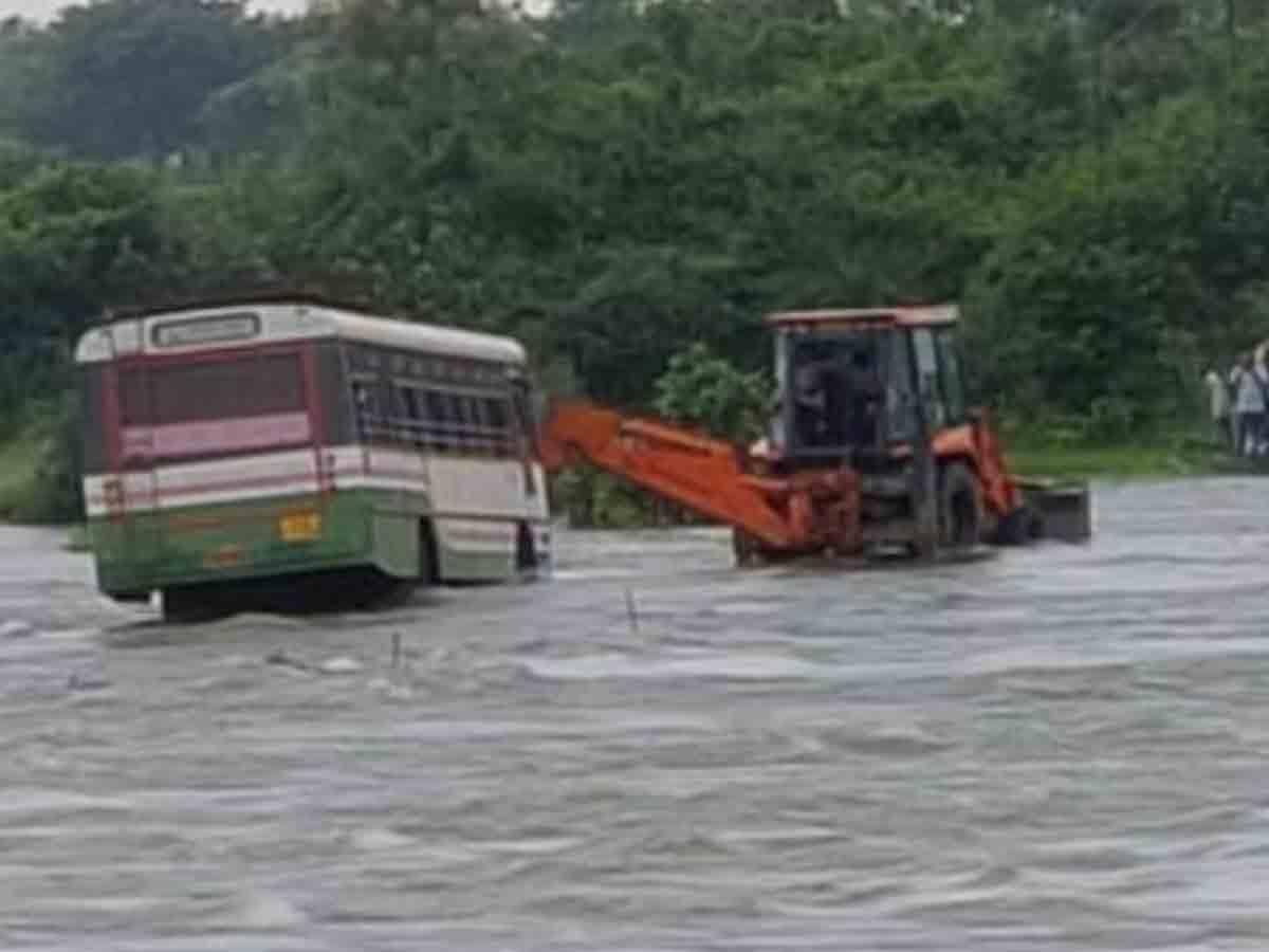 మధ్య మానేరు వాగులో చిక్కుకున్న ఆర్టీసీ బస్సు