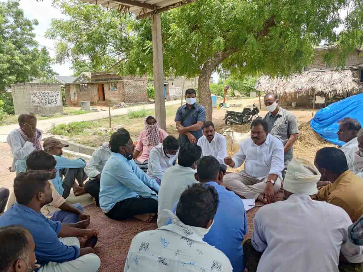 దళిత బంధు పథకాన్ని వ్యతిరేకించే వారిని తరిమికొట్టండి