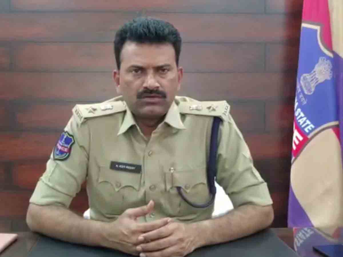 ఎస్‌ఐ శ్రీనివాస్ రెడ్డిపై ఎస్సీ, ఎస్టీ అట్రాసిటీ, అత్యాచారయత్నం కేసు