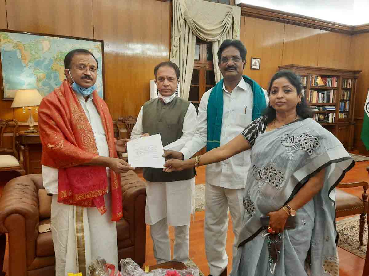 కేంద్ర మంత్రి దృష్టికి గల్ఫ్ దేశాల్లో తప్పిపోయిన తెలంగాణ‌వాసుల‌ వివరాలు