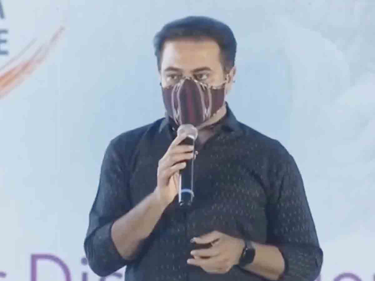 ‘గిఫ్ట్‌ ఏ స్మైల్‌’లో భాగంగా దివ్యాంగులకు మంత్రి కేటీఆర్‌ బైక్‌లు అందజేత