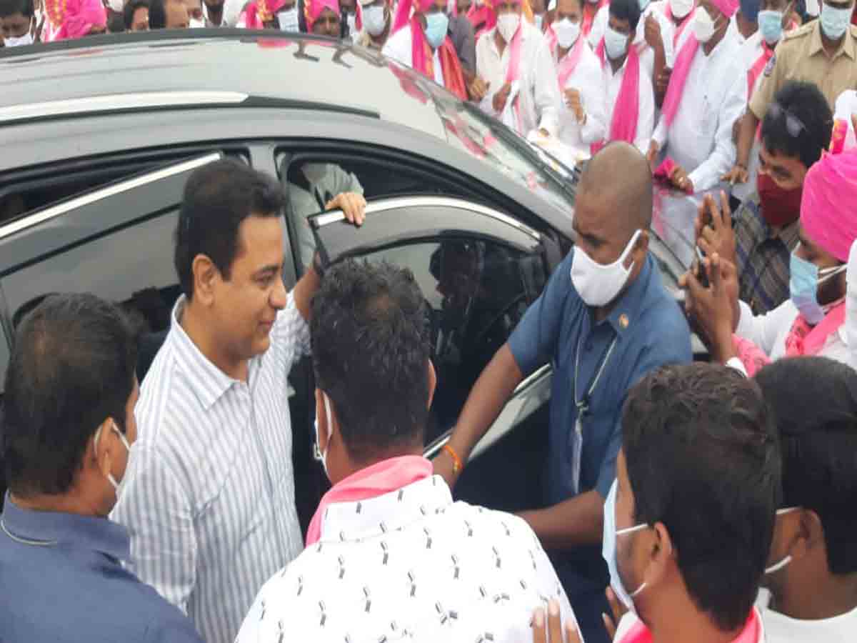 మంత్రి కేటీఆర్‌ కు ఘన స్వాగతం…