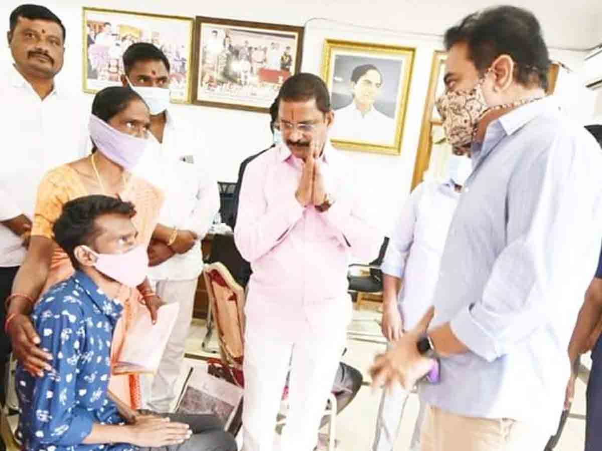 న‌డ‌వ‌లేని స్థితిలో ఉన్న యువ‌కుల చికిత్స‌కు మంత్రి కేటీఆర్ సాయం