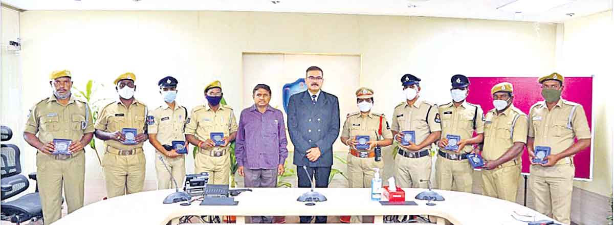 300 మంది ప్రాణాలు కాపాడారు..