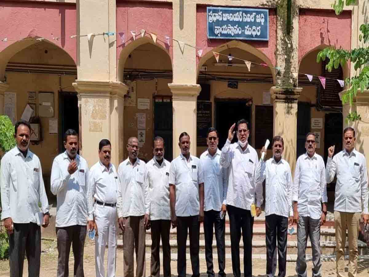 Madhira court | విధులు బహిష్కరించిన న్యాయవాదులు…