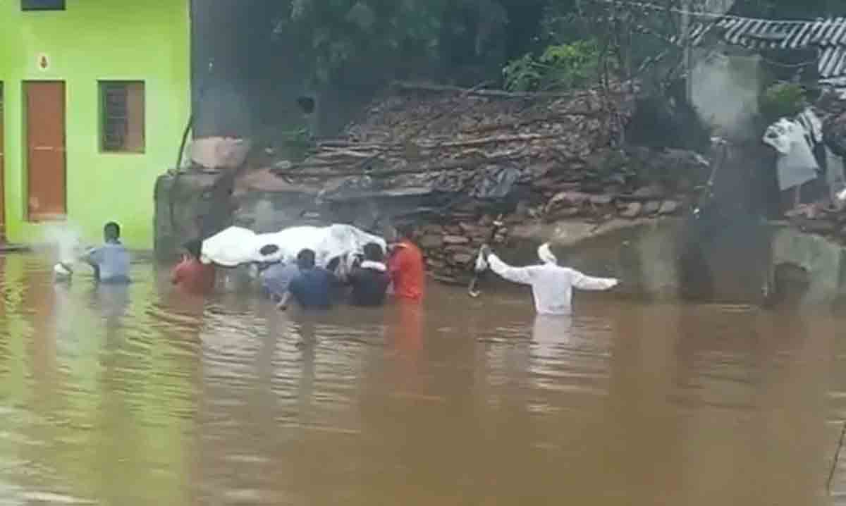 Viral Video : న‌డుము లోతు నీటిలో పాడె మోస్తూ.. దారుణంగా ఆ గ్రామ‌స్తుల ప‌రిస్థ‌తి