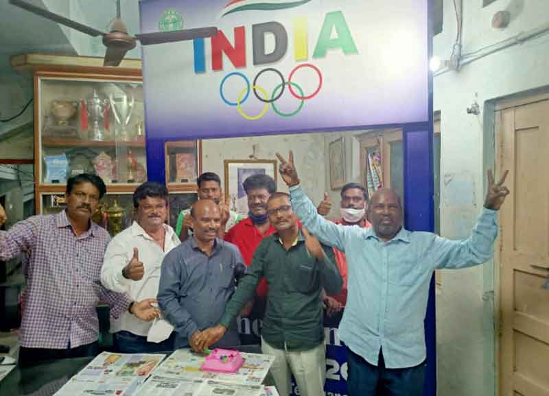 స్టేడియంలో సంబురాలు