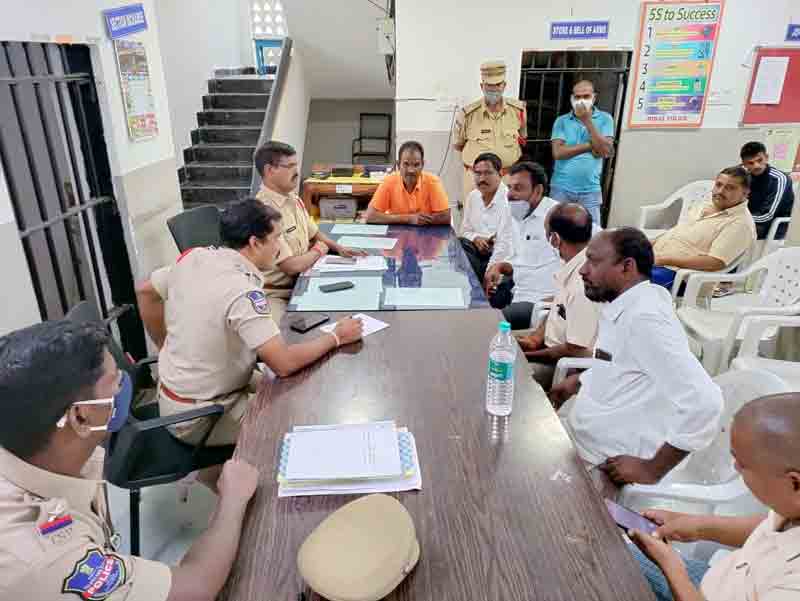 పండుగలు శాంతియుతంగా జరుపుకోవాలి