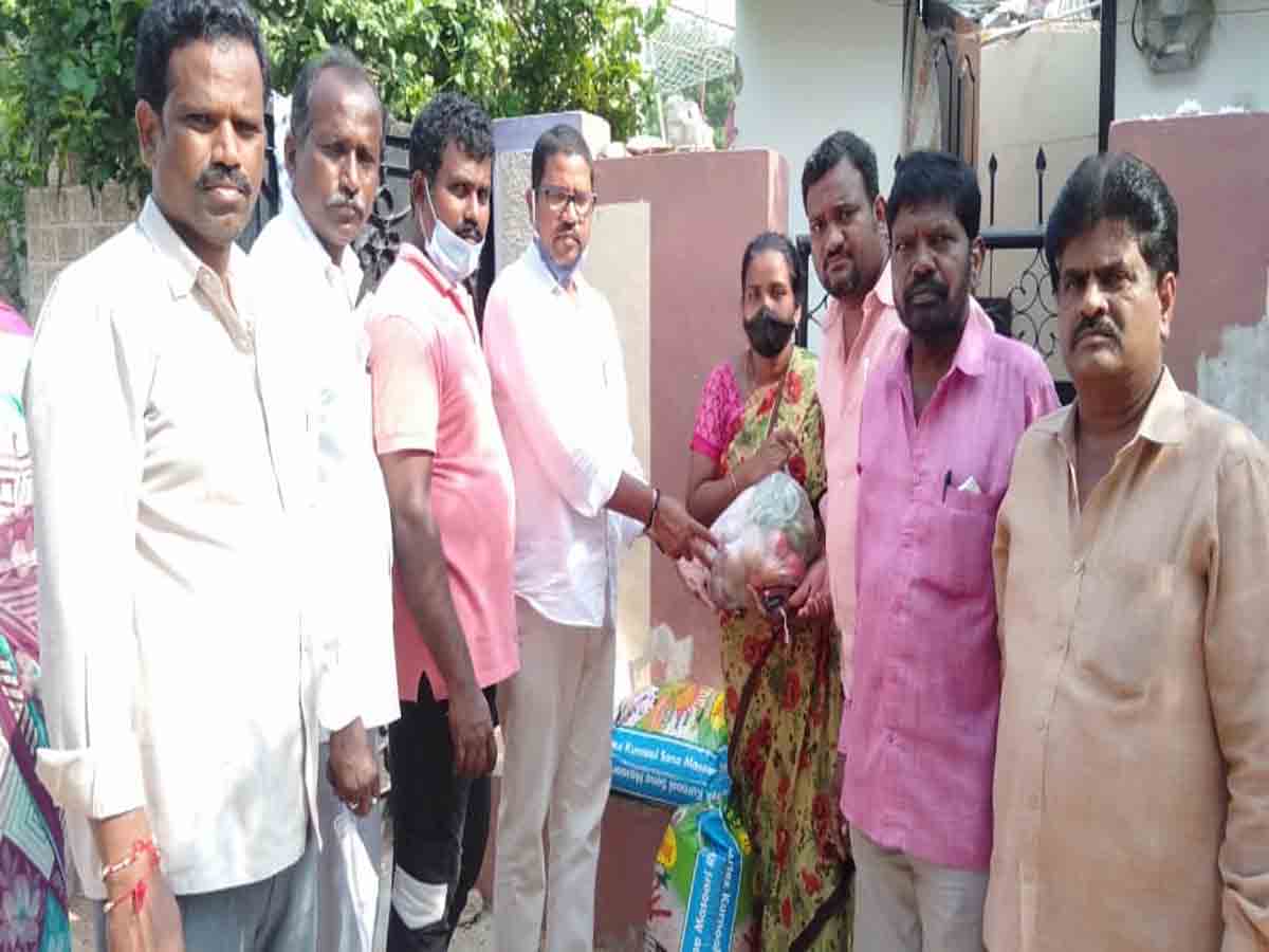 Mallapur | బాధితులకు నిత్యావసర సరుకుల పంపిణీ…