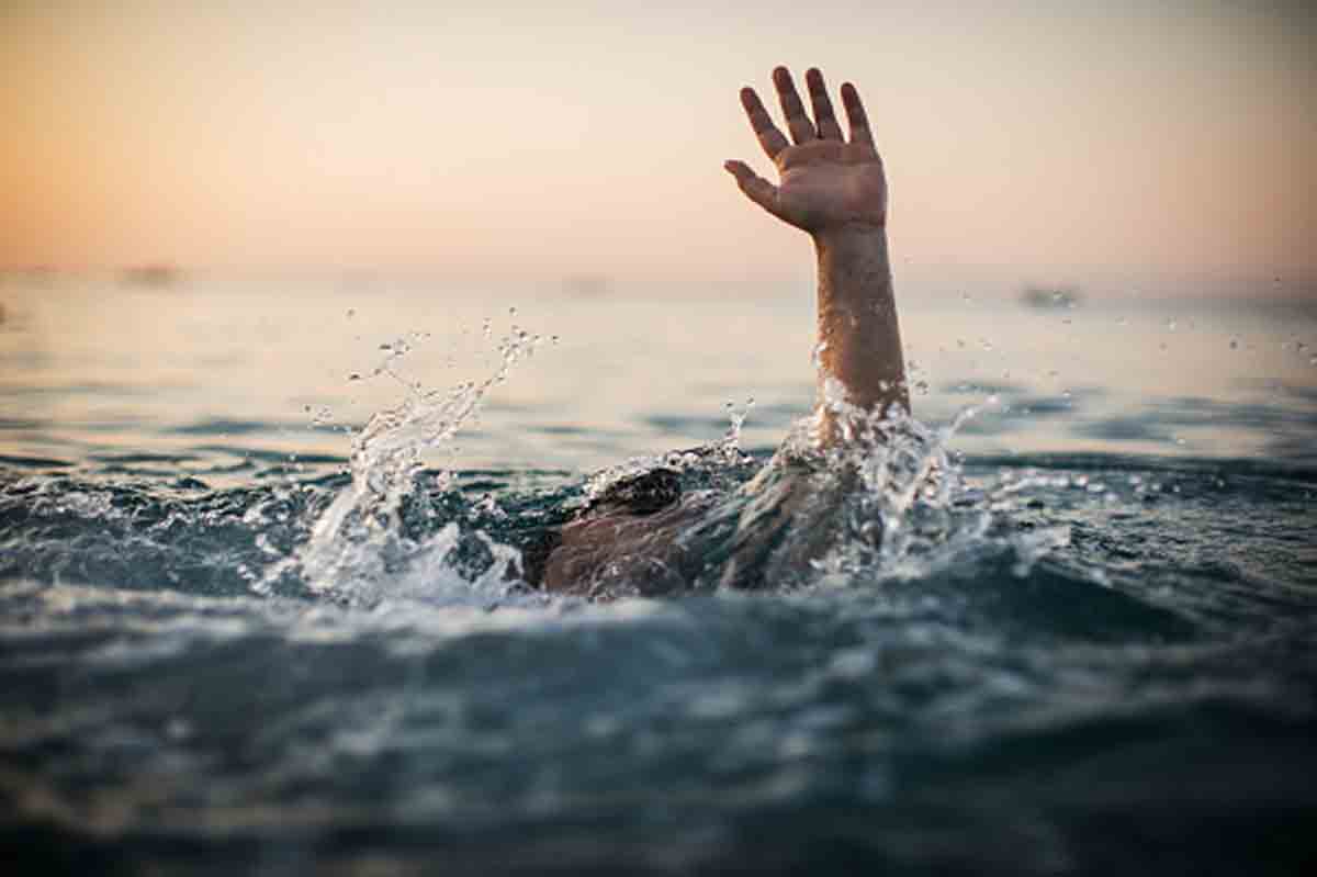 తాత అస్తిక‌లు నిమ‌జ్జ‌నం చేసేందుకు వెళ్లి మ‌నుమ‌డు మృతి