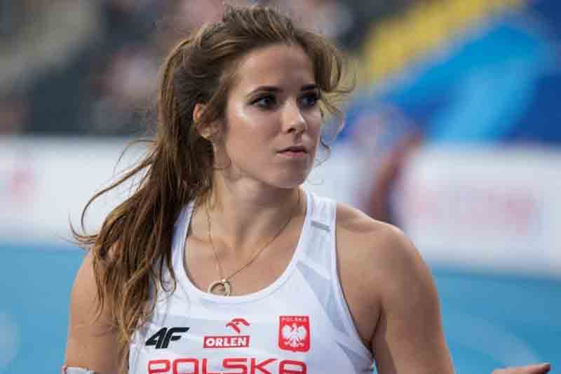 చిన్నారి వైద్యానికి ఒలింపిక్‌ పతకం వేలం