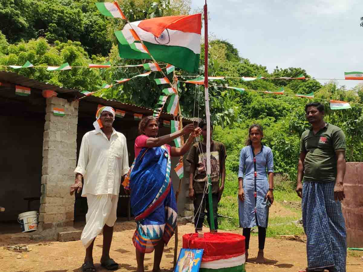 మహబూబాబాద్ : పంట పొలంలో జెండా ఎగరేసిన రైతు