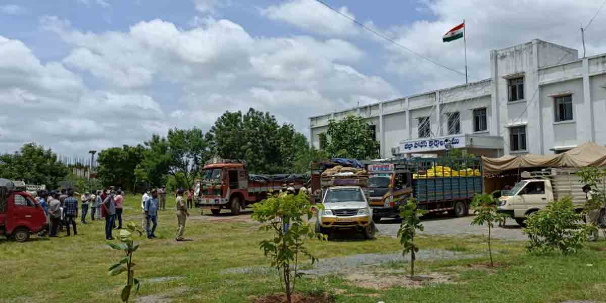 మహబూబాబాద్‌ జిల్లాలో 120 క్వింటాళ్ల నల్ల బెల్లం పట్టివేత