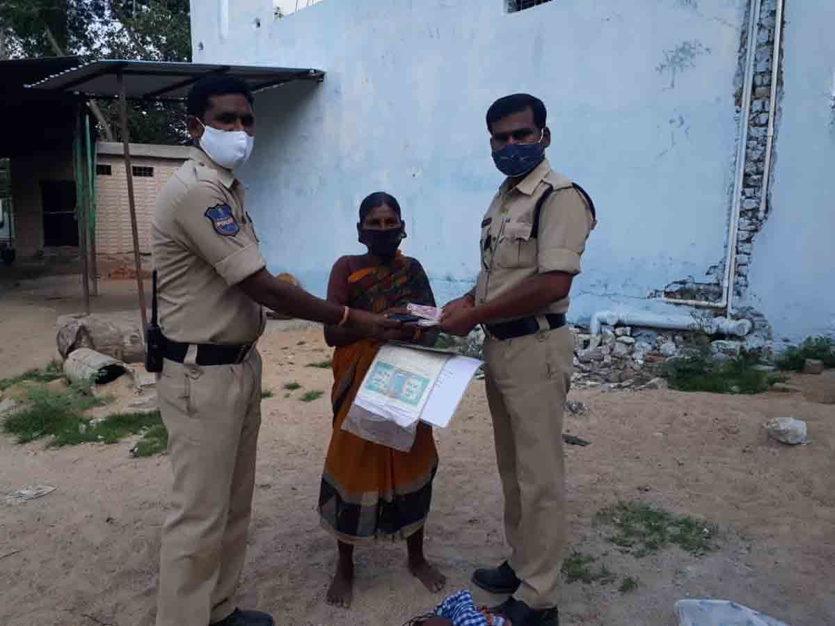 వృద్ధురాలికి అండగా నిలిచిన పోలీసులు