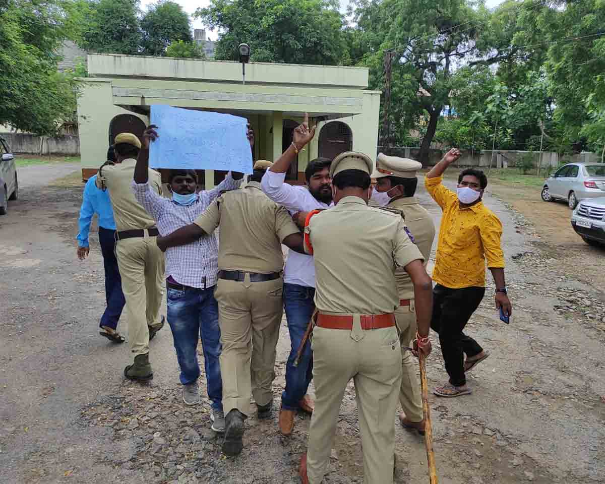 కేంద్ర మంత్రి కిషన్ రెడ్డిని అడ్డుకున్న టీఆర్‌ఎస్‌ శ్రేణులు