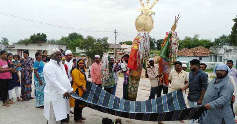 పల్లెల్లో పీరీల సందడి