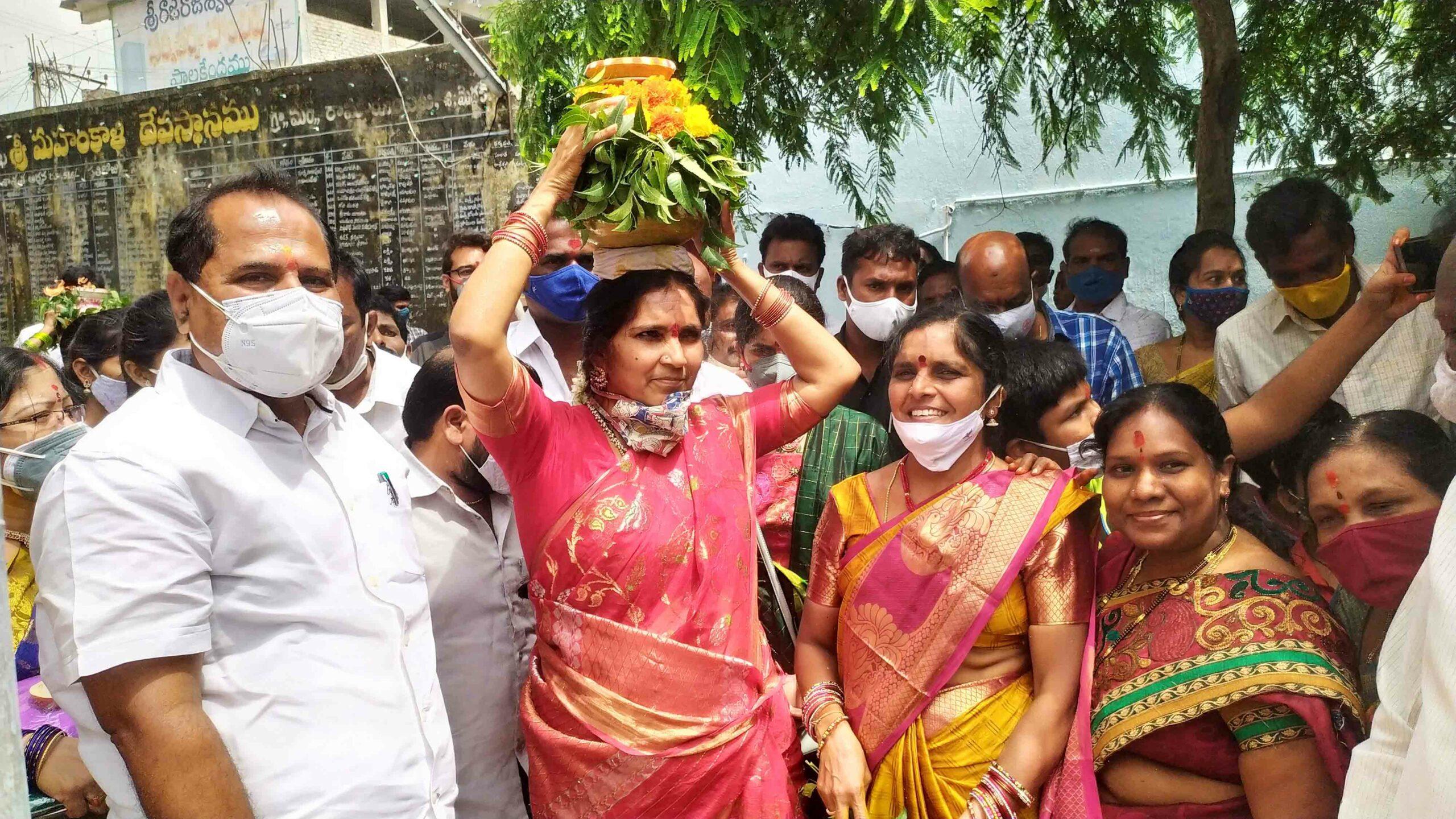 బోనమెత్తిన ఎమ్మెల్యే పద్మా దేవేందర్‌రెడ్డి