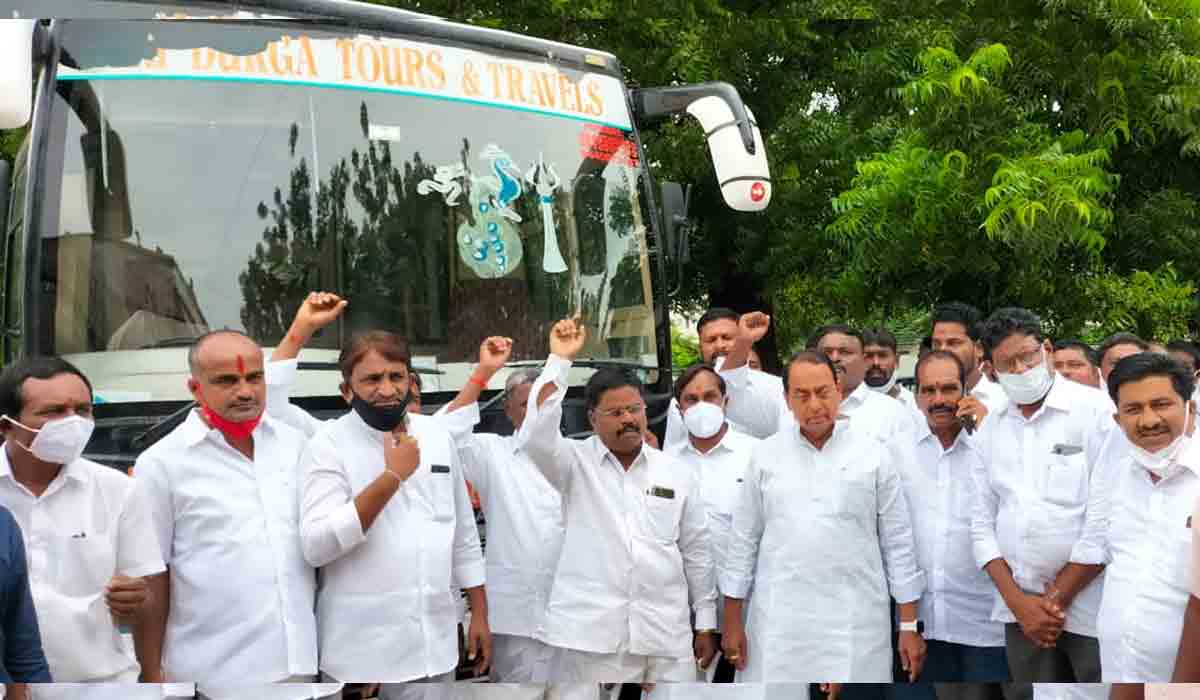 చలో హుజురాబాద్: బస్సు యాత్రను ప్రారంభించిన మంత్రి ఇంద్రకరణ్ రెడ్డి