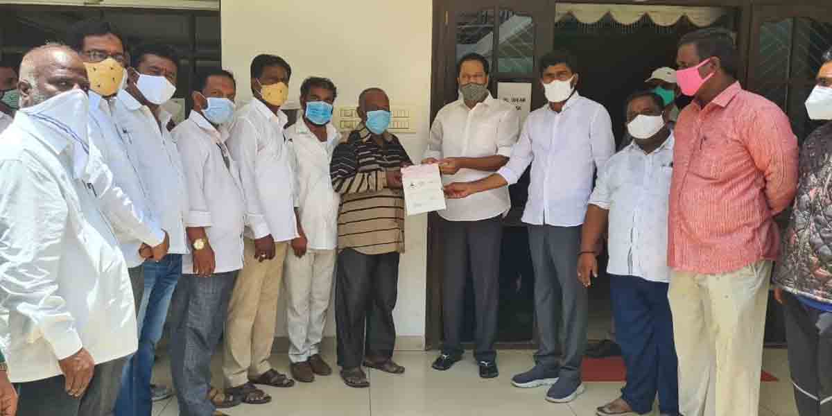 సీఎంఆర్‌ఎఫ్‌ చెక్కులను పంపిణీ చేసిన ఎమ్మెల్యే మాగంటి