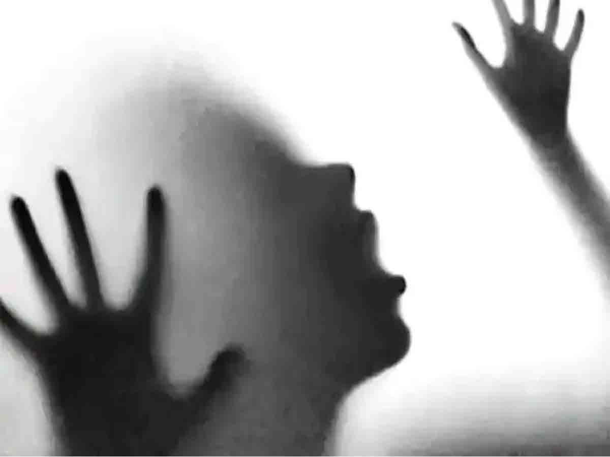 వివాహేత‌ర బంధం : మ‌హిళను తీవ్రంగా కొట్టి ఆపై న‌గ్నంగా ఊరేగించారు!