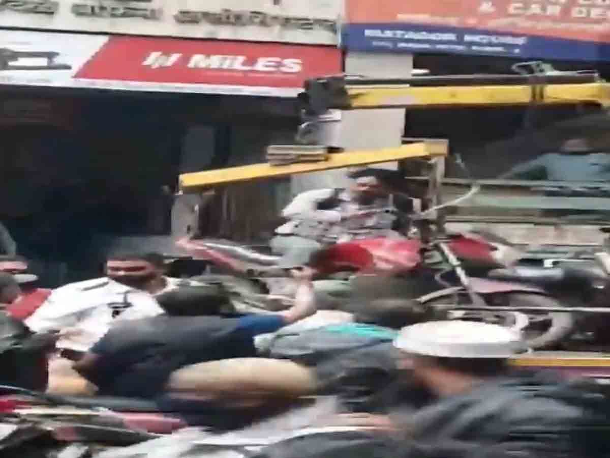 బైక్‌తోపాటు వాహనదారుడిని.. ట్రాఫిక్‌ ట్రాలీపైకి లాగారు