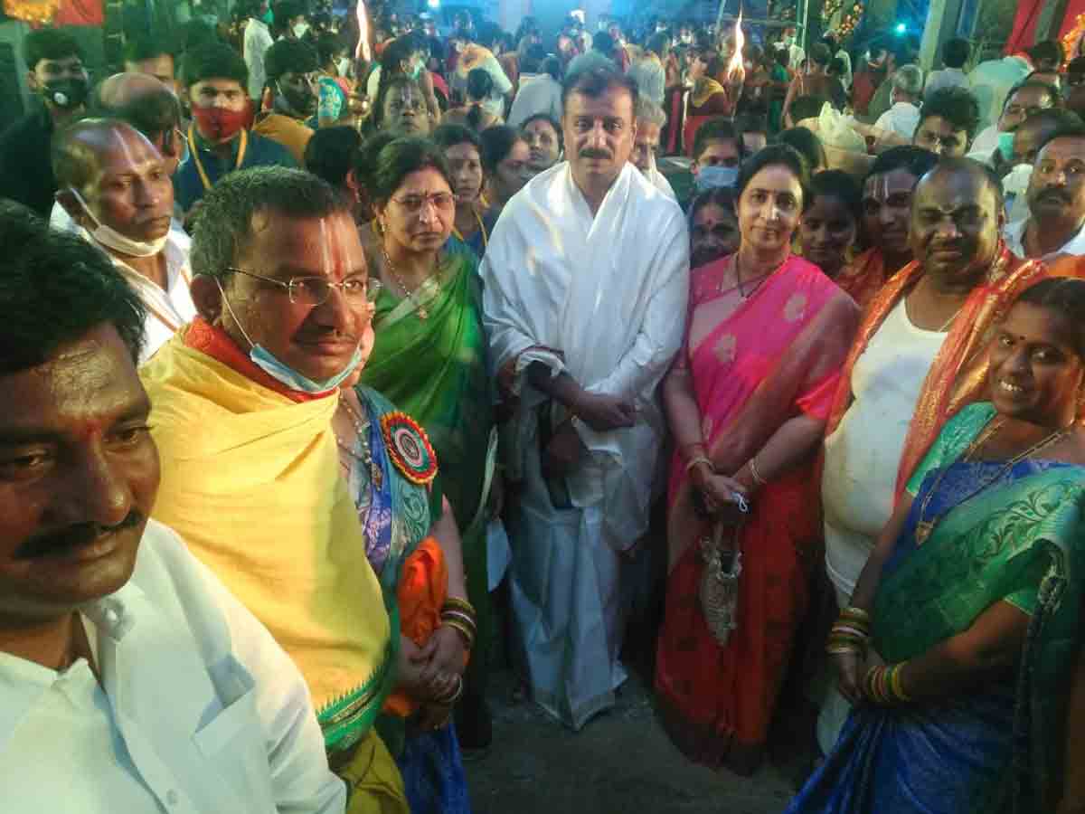బాలాజీ దేవాలయంలో ఎంపీ ప్రభాకర్ రెడ్డి దంపతుల పూజలు