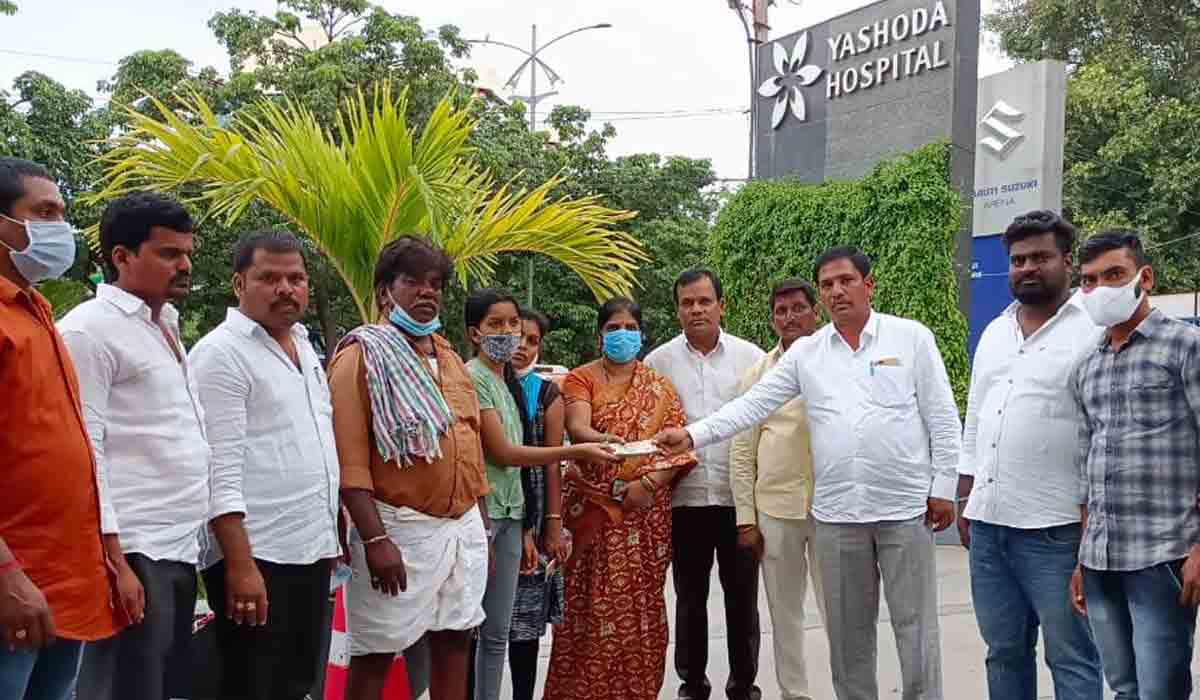 మానవత్వం చాటుకున్న మునిప‌ల్లి మండ‌ల టీఆర్ఎస్‌ కార్యదర్శి