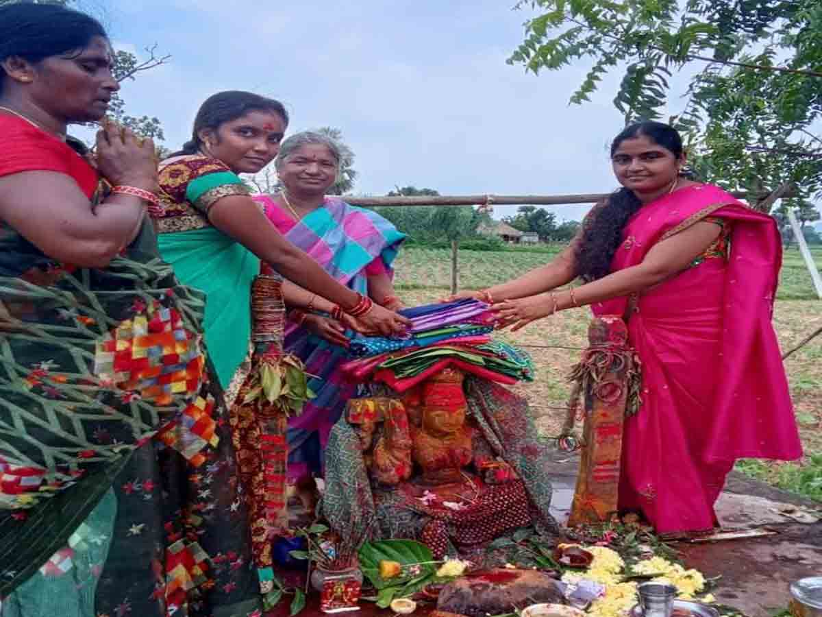 Pinapaka | ఘనంగా ముత్యాలమ్మ తల్లి బోనాలు..